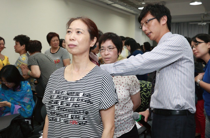 溫醫生即場教導聽眾基本的檢查方法。 溫醫生即場教導聽眾基本的檢查方法。